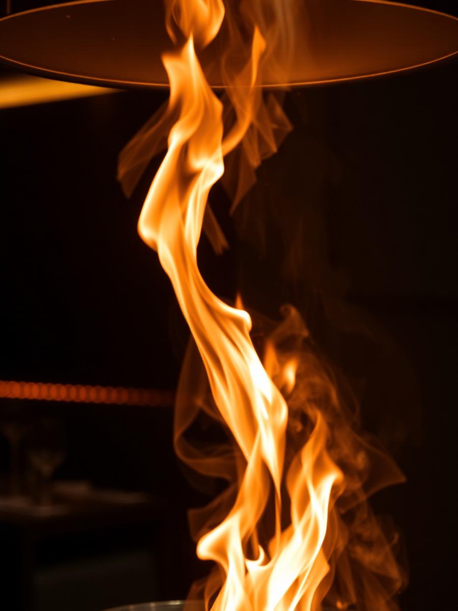 Houtskoolvlam bij de grill
